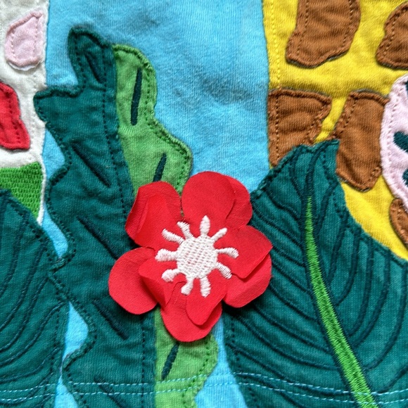Mini Boden lovely top with 3 D flowers 11-12 - Picture 3 of 6